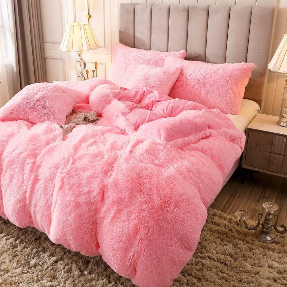 Fuzzy Comforter Set: image 4